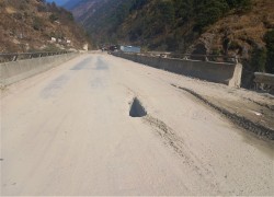 नेपाल–चीन जोड्ने रोङ्गा खोलाको पुल जीर्ण