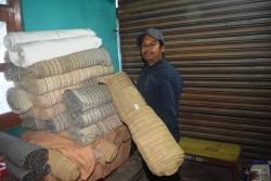 गोदाममै थन्किए अल्लोका कपडा