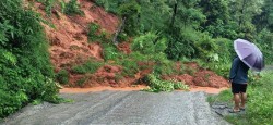 जयपृथ्वी राजमार्ग पुनः अवरुद्ध, लगातारको वर्षाले पहिरो पन्छाउन समस्या