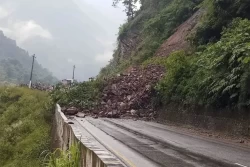 गुडिरहेको माइक्रोबसमा ढुङ्गा खस्दा दुईजना घाइते