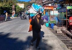 भारतमा मजदुरी गर्नेहरु भन्छन्,'दसैँमा घर गए गुजारा कसरी गर्नु ?'