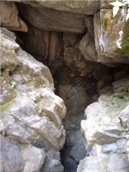 मानव निर्मित गुफा भेटिए