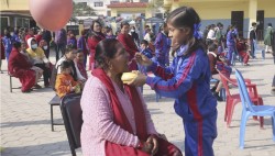 बाबा र आमाको सेवा गर्न सिकाउँदै स्कुल