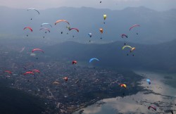 पोखरामा प्याराग्लाइडिङ शुल्क बढ्यो