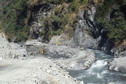 जलविद्युत् आयोजना भित्रिएसँगै गाउँमा  सडक