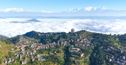 कुहिरोले ढाकिएको बन्दीपुर र मर्स्याङ्दी उपत्यका, पृष्ठभूमिमा हिमालको मनमोहक दृश्य