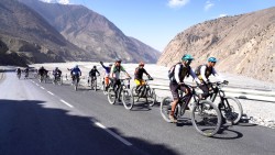 मुस्ताङमा साइकलयात्रामा रमाउँदै विदेशी पर्यटक