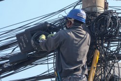 काठमाडौँ महानगरपालिकाभित्रका अव्यवस्थित तार हटाउन सुरु