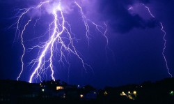 अछाममा चट्याङ लागेर एक बालकको मृत्यु,  डडेल्धुरामा तीनजना घाइते