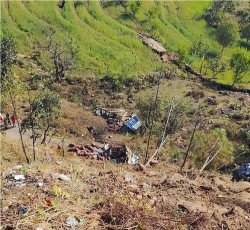 ट्रक दुर्घटनामा चालकसहित तीनजनाको मृत्यु