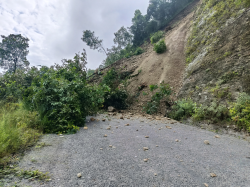 पहिरोले मध्यपहाडी लोकमार्ग अवरुद्ध