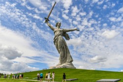 रूसको भोल्गोग्राडको  कुर्गनमा रहेको मदरल्याण्ड कल्सको मूर्ति
