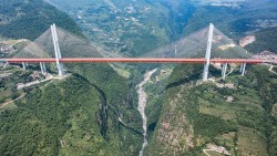 चाइना-गुइझो-विश्वको सबैभन्दा अग्लो पुल-ग्रामीण इन