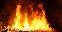 झापाको एक प्लाई उद्योगमा आगलागी, बिहान ५ बजे लागेको आगो अझै नियन्त्रणमा आएन