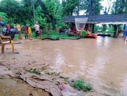 उम्मेदवारलाई कबुलियतनामा गराउँदै बाढीपीडित