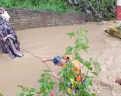 बाढीमा फसेका स्वास्थ्यकर्मीको सकुशल उद्धार