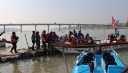 नारायणी नदीमा मोटरबोट 