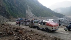 लगातार वर्षाले बिपी राजमार्ग अवरुद्ध, पहिरोका कारण सवारी आवागमन ठप्प