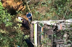 सिन्धुपाल्चोकमा जन्ती बोकेको बस दुर्घटना, तीन जनाको मृत्यु, ५२ घाइते