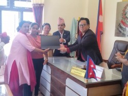 एसइईमा ३.०९ जिपिए ल्याएकी न्यौपानेलाई बिहादीका अध्यक्ष गुरुङद्वारा ल्यापटप सहयोग 