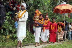 धादिङमा अनौठो जात्राः तामझामसित माइत झरिन् त्रिपुरासुन्दरी