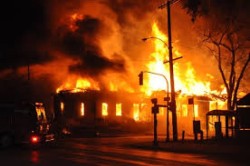  प्रदर्शनकारीद्वारा बङ्गलादेशका सरकारी भवनमा आागलागी