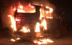 गुडिरहेको बसमा अचानक आगो लाग्यो