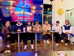 हास्य कलाकारहरूको समूह अमेरिका भ्रमणमा