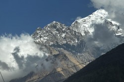 सेताम्मे हिमाल किन हुँदैछ कालो?