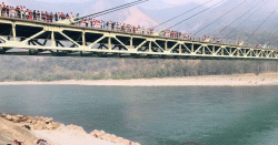 कर्णाली पुलबाट हाम फालेका १७ मध्ये एकजना डुबेर बेपत्ता