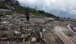 वर्षाले खाँदबारी पहिरोमा पुरिएर एकको मृत्यु, दुईजना घाइते, नुम सडकमा क्षति