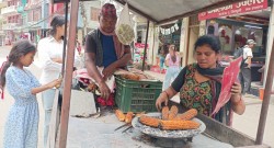 मकै बेचेरै जीविकोपार्जन