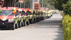 भारतले नेपाललाई उपहारस्वरुप दियो ३५ एम्बुलेन्स र ६६ स्कुल बस