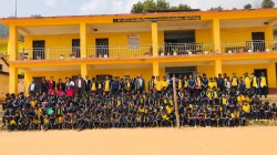 भोजपुर बैकुण्ठेका पाँच सामुदायिक विद्यालयका ४३८ विद्यार्थीलाई पोसाक वितरण