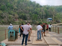 पानीको बहाव बढेसँगै अरुण नदीमा सञ्चालित फेरी बन्द