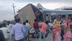 भारतको तेलङ्गनामा बस र ट्रक ठोक्किँदा २० जनाको ज्यान गयो