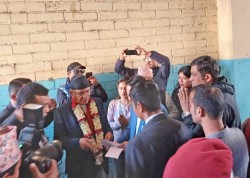 सूर्यदर्शन सहकारीका पीडितले भेटे प्रधानमन्त्रीलाई ,जीबी राईलाई पक्रेर समस्या समाधान गर्ने  आश्वास