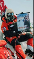 कलाकार छिरिङ शेर्पा सगरमाथाको चुचुरोमा