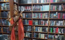 ठमेलमा पुस्तकको व्यापार बढ्दै: ‘फरगेट काठमाडौँ’ पर्यटकको रोजाइमा