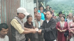 रामेछापका पहिरोपीडितलाई सांसद तामाङको सहयोग