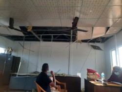 भत्किएको कोठामा कार्यालय प्रमुख, रंगशालामा उम्रियो घाँँस