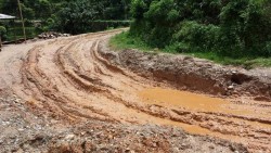 वर्षाका कारण यातायात सेवा ठप्प