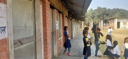 डेढ सय विद्यार्थी एउटै कक्षामा 