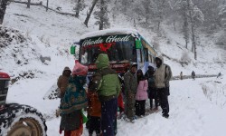 हिउँ परेपछि मध्यपहाडी लोकमार्ग अवरुद्ध