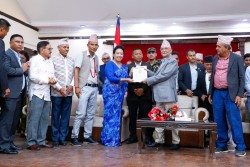 जब प्रधानमन्त्रीलाई तेह्रथुमका जनप्रतिनिधिले भेटे...