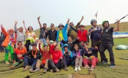 पोखरा मान्द्रेढुङ्गाबाट चिनियाँ पाहुना टोलीले गर्‍यो प्याराग्लाइडिङ