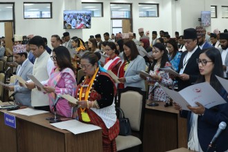 त्रिसठ्ठीभन्दा बढी सांसदद्वारा मातृभाषामा शपथ