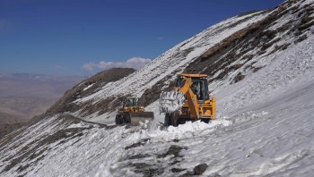 साङ्ता मतदान केन्द्र जाने सडकको हिउँ पन्छाइँदै