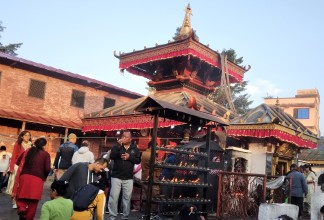 शोभा भगवती मन्दिरमा भक्तजन