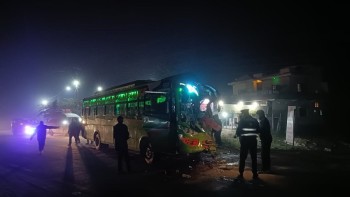 सप्तरीमा बस–ट्रक ठोक्किँदा एकको मृत्यु, ११ जना घाइ